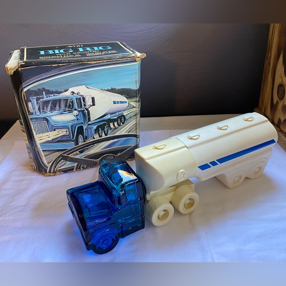 Vintage 1970s Avon Big Rig Wild Country mens after shave / talc collectible semi